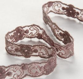 Krajková vsadka vyšívaná na tylu hnědobéžová