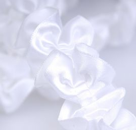 Dekorační prýmek s volánky bílý