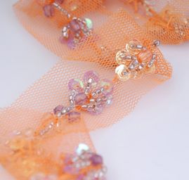 Tylová stuha vyšívaná flitry a korálky oranžová