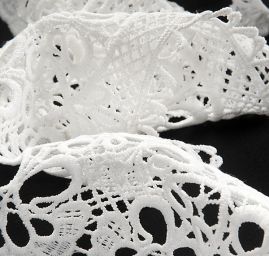 Krajka folklórní motiv květů široká