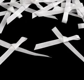 Svatební mašličky bílé šíře 40 mm (20 ks)