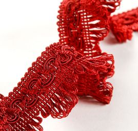 Oděvní prýmek s třásněmi červenovínový