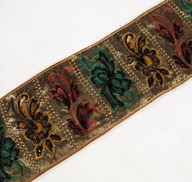 Vyšívaná stuha s květinovým vzorem doplněna rokajlem