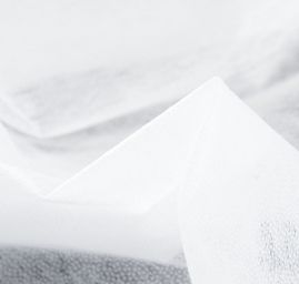 Vlizelin lepící 160cm bílý puntíkový