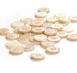 Knoflík perleťový čtyřdírkový smetanový