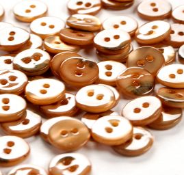 Knoflík perleťový dvoudírkový medově hnědý