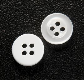 Knoflík plastový kulatý čtyřdírkový 18" bílý