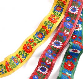 Stuha krojová vyšívaná 3,5cm bílý/červený květ zelená