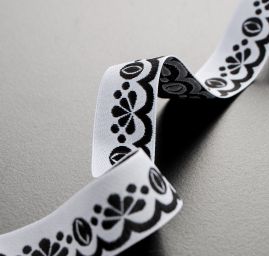 Stuha krojová vyšívaná bílá 2 cm černá výšivka