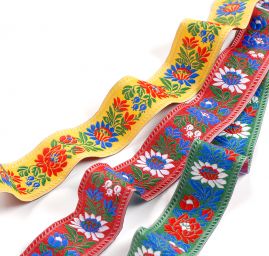 Stuha krojová vyšívaná 3,5cm modrý/červený květ žlutá