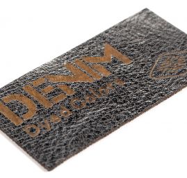 Nažehlovačka nápis Denim hnědá