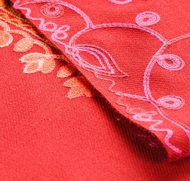 Šála pléd skořicová s květinovou růžovou výšivkou