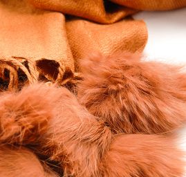 Šála směs kašmír/hedvábí s bambulkami hnědá