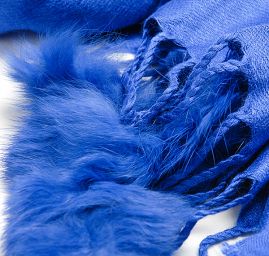 Šála směs kašmír/hedvábí s bambulkami královská modrá