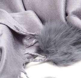 Šála směs kašmír/hedvábí  s bambulkami šedá