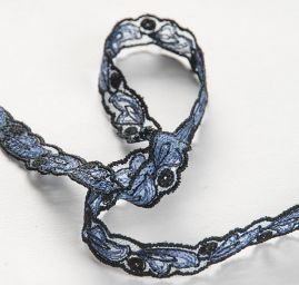 Krajková vsadka vyšívaná na tylu lístek modrý