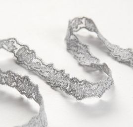 Krajková vsadka vyšívaná na tylu ornament šedá