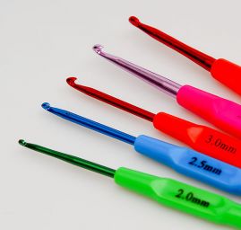 Háček na přízi a vlnu s rukojetí, vel. 5