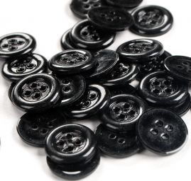 Knoflík plastový čtyřdírkový 24" černý