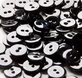 Knoflík perleťový dvoudírkový černomodrý