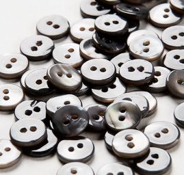 Knoflík perleťový dvoudírkový šedý