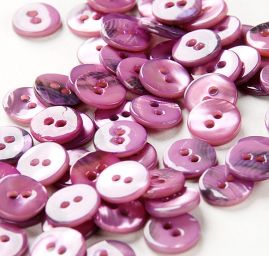 Knoflík perleťový dvoudírkový fialový