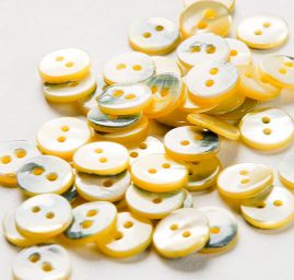 Knoflík perleťový dvoudírkový zelenožlutý