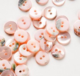 Knoflík perleťový dvoudírkový růžový