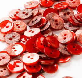 Knoflík perleťový dvoudírkový červený