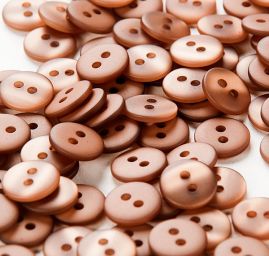 Knoflík perleťový dvoudírkový světle hnědý