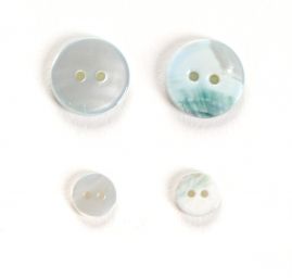 Knoflík perleťový dvoudírkový azurový 24"