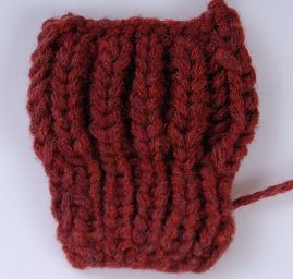 Vlněná pletací příze Marlen vínové barvy 