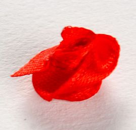 Látkový květ růže malá červená