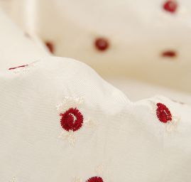 Vyšívaná taftová metráž motiv drobné růžičky