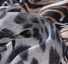 Látka jemný šifon zvířecí motiv hnědočerný