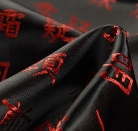 Látka brokát s orientálními znaky