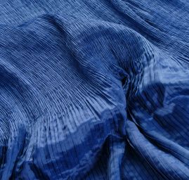 Satén plise tm. modrý