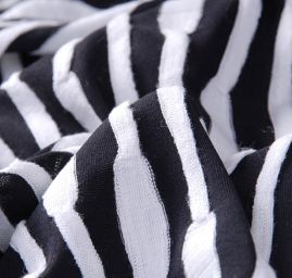 Efektní úplet plastický vzor černobílý