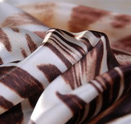 Satén digitální tisk zvířecí motiv hnědobílá