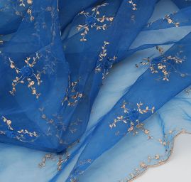 Vyšívaná organza se stužkovými květy modrá