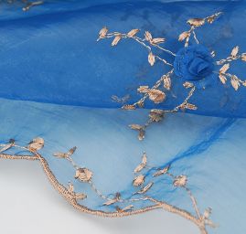Vyšívaná organza se stužkovými květy modrá