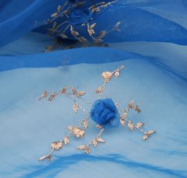 Vyšívaná organza se stužkovými květy modrá
