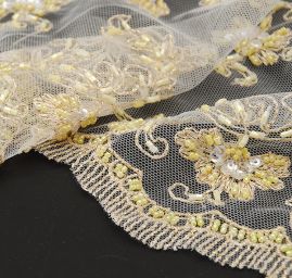 Zlatobéžová krajka na tylu vyšitá korálkami