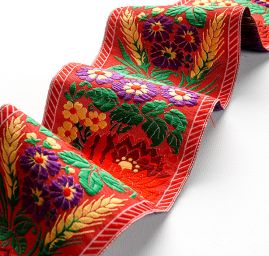 Folklórní stuha červená s květinovým vzorem