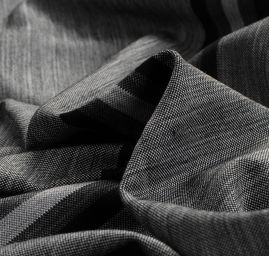 Úplet vlněný šedočerný melír s pruhy