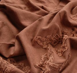 Len viskoza s plastickou aplikací hnědé barvy