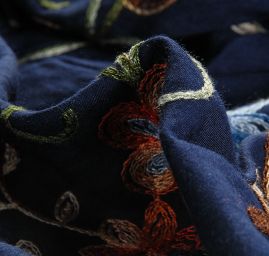 Viskozová letní látka s výšivkou tm. modrá