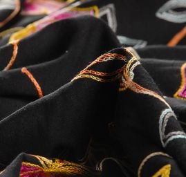 Viskozová letní látka s výšivkou černá