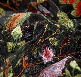 Krajka výšivka na tylu louka/motýlci černý tyl