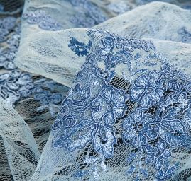 Krajka na vzorovém tylu květy blankytně modrá